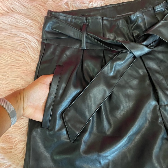 Waist Belted Leather Shorts, with pockets. Size: 42 - Picture 3 of 6